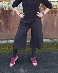 střih na moderní široké kalhoty