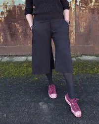 střih na moderní široké kalhoty