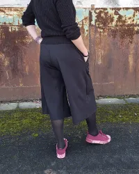 střih na moderní široké kalhoty