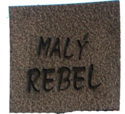 Koženkový štítek gravír - " malý rebel hnědy " - varianty vyrobeno v EU
