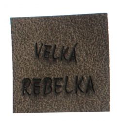 Koženkový štítek gravír - " velká rebelka hnědy " - varianty vyrobeno v EU