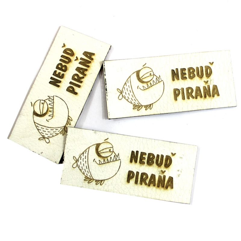 Koženkový štítek gravír - " Nebuď piraňa světlý " vyrobeno v EU