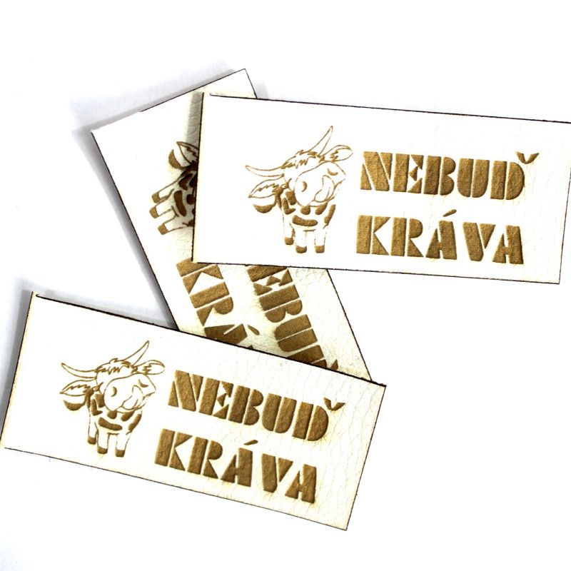 Koženkový štítek gravír - " Nebu'd kráva " světlý vyrobeno v EU
