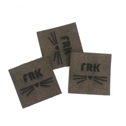 Koženkový štítek gravír - "FRK" - varianty vyrobeno v EU