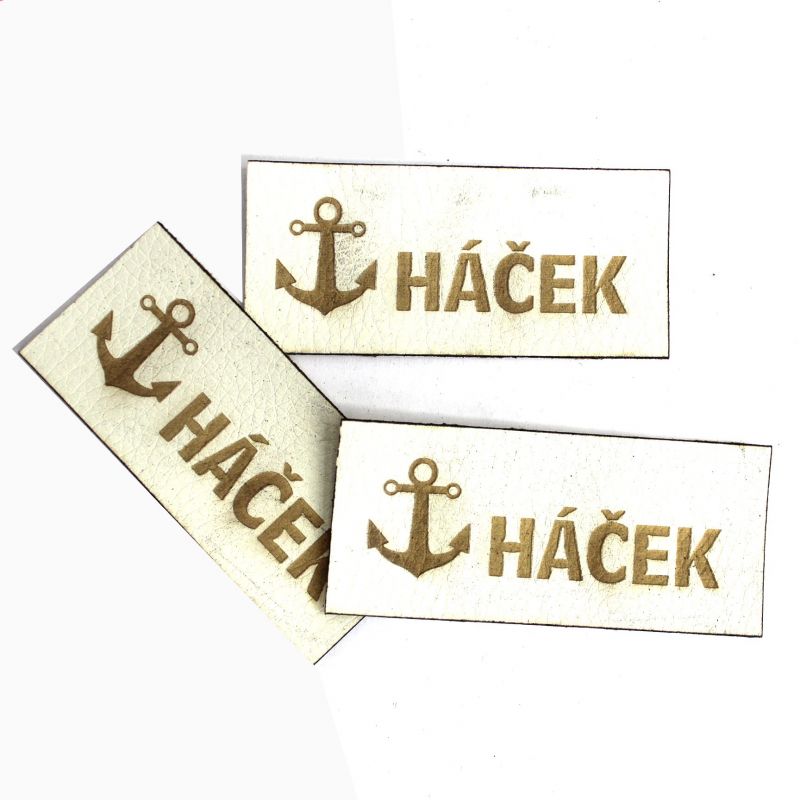 Koženkový štítek gravír - "HÁČEK" světlý vyrobeno v EU