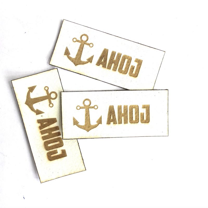 Koženkový štítek gravír - "AHOJ " světlý vyrobeno v EU