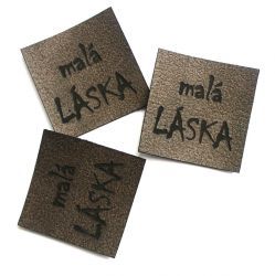 Koženkový štítek gravír - "malá láska"- varianty - "malá láska" - tmavý vyrobeno v EU