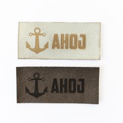 Koženkový štítek gravír - "AHOJ "- varianty | "AHOJ " - světlý, "AHOJ " - tmavý