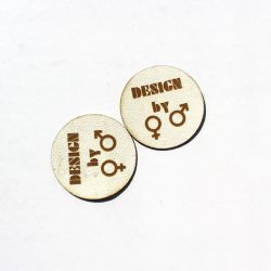 Koženkový štítek gravír - " design by " - varianty vyrobeno v EU