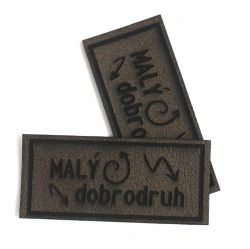 Koženkový štítek gravír - "MALÝ dobrodruh" - varianty - "MALÝ dobrodruh" - tmavý vyrobeno v EU