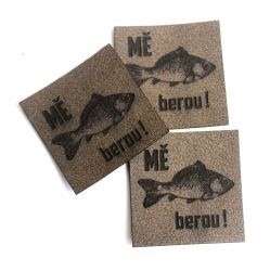 Koženkový štítek gravír - " Mě berou "- varianty - " Mě berou " - tmavý vyrobeno v EU