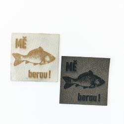 Koženkový štítek gravír - " Mě berou "- varianty vyrobeno v EU