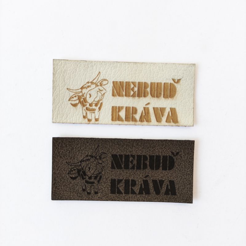 Koženkový štítek gravír - "Nebuď kráva "- varianty vyrobeno v EU