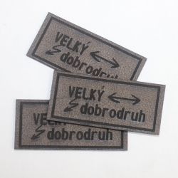 Koženkový štítek gravír - "VELKÝ dobrodruh" - varianty vyrobeno v EU