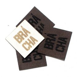 Koženkový štítek gravír - " BRÁCHA " -varianty | BRÁCHA - tmavý, BRÁCHA - světlý Koženkový štítek gravír - " BRÁCHA " -varianty | BRÁCHA - tmavý, BRÁCHA - světlý