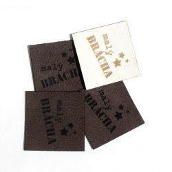 Koženkový štítek gravír - "malý brácha" -varianty | malý brácha - světlý, malý brácha - tmavý, malý BRAT slovensky - světlý, malý BRAT slovensky - tmavý Koženkový štítek gravír - "malý brácha" -varianty | malý brácha - světlý, malý brácha - tmavý, malý BRAT slovensky - světlý, malý BRAT slovensky - tmavý