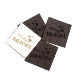 Koženkový štítek gravír - "velký brácha" -varianty | velký brácha - světlý, velký brácha - tmavý, velký BRAT slovensky - světlý, velký BRAT slovensky - tmavý Koženkový štítek gravír - "velký brácha" -varianty | velký brácha - světlý, velký brácha - tmavý, velký BRAT slovensky - světlý, velký BRAT slovensky - tmavý